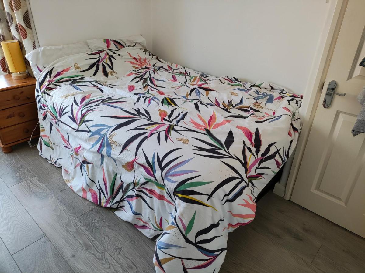 Please Cancel Your Bookings Лондон Экстерьер фото
